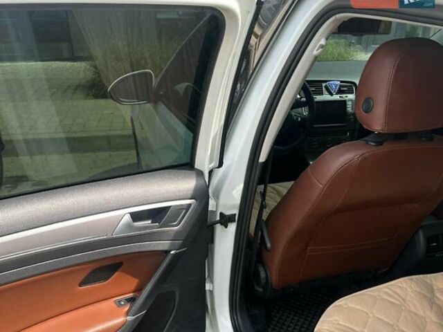 Белый Фольксваген e-Golf, объемом двигателя 0 л и пробегом 112 тыс. км за 9499 $, фото 8 на Automoto.ua