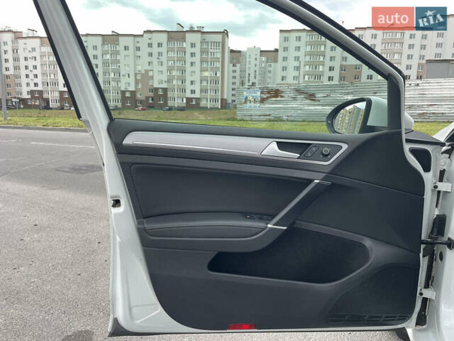 Белый Фольксваген e-Golf, объемом двигателя 0 л и пробегом 92 тыс. км за 9500 $, фото 29 на Automoto.ua