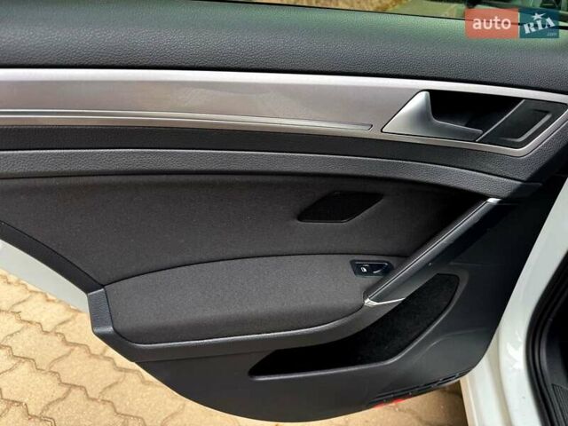 Белый Фольксваген e-Golf, объемом двигателя 0 л и пробегом 121 тыс. км за 8500 $, фото 12 на Automoto.ua