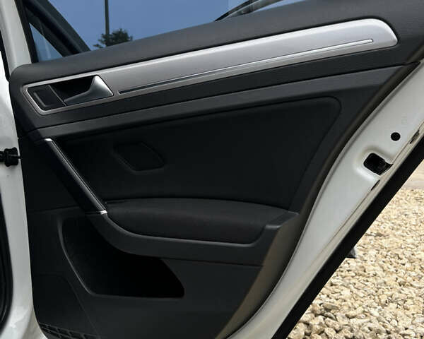 Білий Фольксваген e-Golf, об'ємом двигуна 0 л та пробігом 116 тис. км за 7700 $, фото 43 на Automoto.ua