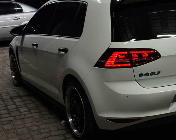 Белый Фольксваген e-Golf, объемом двигателя 0 л и пробегом 134 тыс. км за 8999 $, фото 11 на Automoto.ua