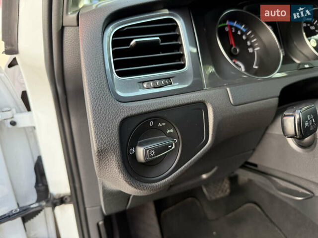 Белый Фольксваген e-Golf, объемом двигателя 0 л и пробегом 95 тыс. км за 9500 $, фото 33 на Automoto.ua