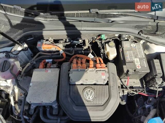 Белый Фольксваген e-Golf, объемом двигателя 0 л и пробегом 142 тыс. км за 9700 $, фото 16 на Automoto.ua