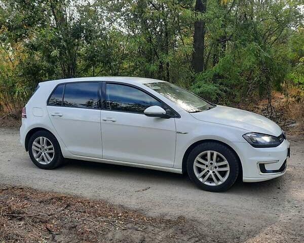 Фольксваген e-Golf 2014 в Кропивницком (Кировограде) на Automoto.ua Белый Фольксваген e-Golf, объемом двигателя 0 л и пробегом 97 тыс. км за 9300 $, фото 3 на Automoto.ua
