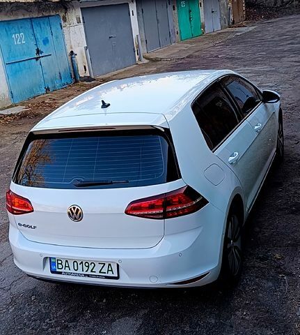 Білий Фольксваген e-Golf, об'ємом двигуна 0 л та пробігом 108 тис. км за 10000 $, фото 10 на Automoto.ua