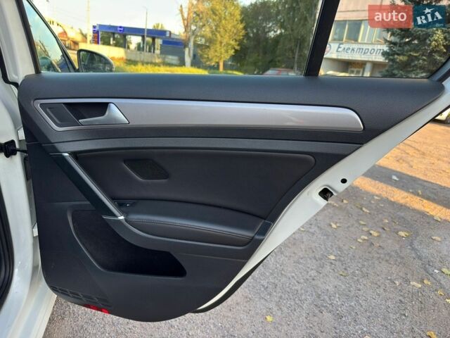Белый Фольксваген e-Golf, объемом двигателя 0 л и пробегом 126 тыс. км за 8000 $, фото 28 на Automoto.ua