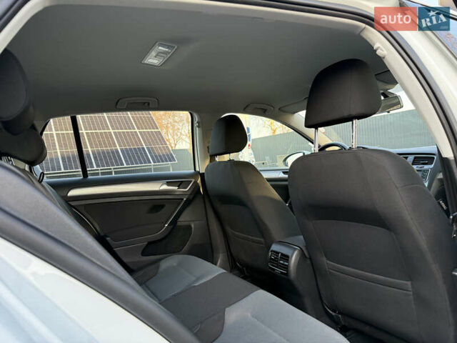 Білий Фольксваген e-Golf, об'ємом двигуна 0 л та пробігом 97 тис. км за 8500 $, фото 43 на Automoto.ua