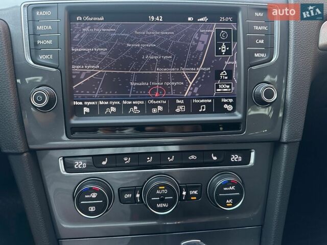 Белый Фольксваген e-Golf, объемом двигателя 0 л и пробегом 124 тыс. км за 8900 $, фото 23 на Automoto.ua