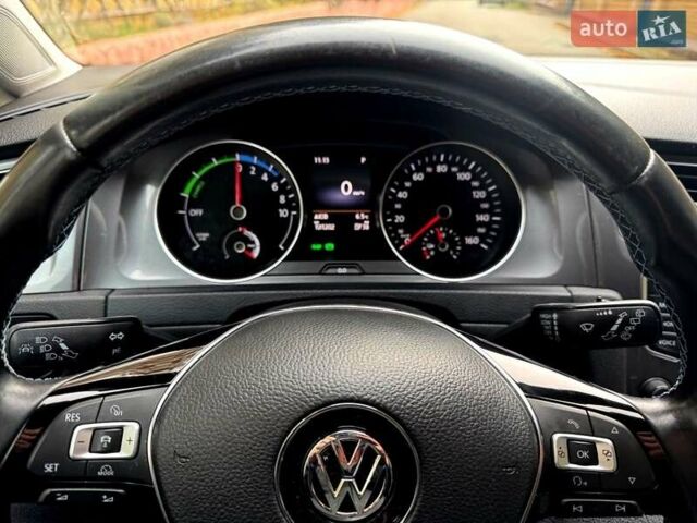 Белый Фольксваген e-Golf, объемом двигателя 0 л и пробегом 121 тыс. км за 8500 $, фото 28 на Automoto.ua