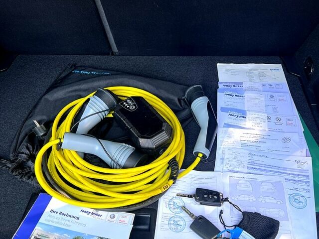 Белый Фольксваген e-Golf, объемом двигателя 0 л и пробегом 86 тыс. км за 10111 $, фото 4 на Automoto.ua