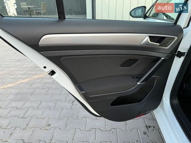 Белый Фольксваген e-Golf, объемом двигателя 0 л и пробегом 97 тыс. км за 8700 $, фото 51 на Automoto.ua