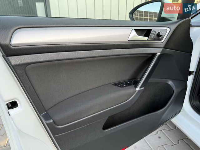 Білий Фольксваген e-Golf, об'ємом двигуна 0 л та пробігом 97 тис. км за 8500 $, фото 23 на Automoto.ua