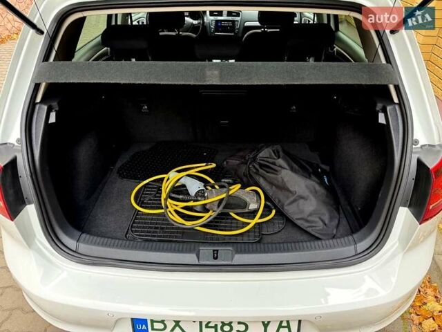 Белый Фольксваген e-Golf, объемом двигателя 0 л и пробегом 121 тыс. км за 8500 $, фото 36 на Automoto.ua