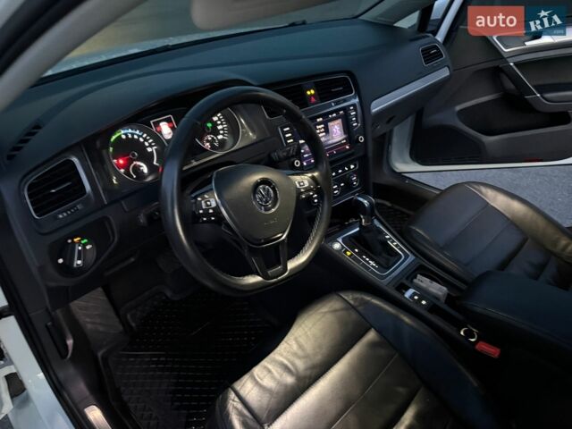 Белый Фольксваген e-Golf, объемом двигателя 0 л и пробегом 183 тыс. км за 8390 $, фото 11 на Automoto.ua