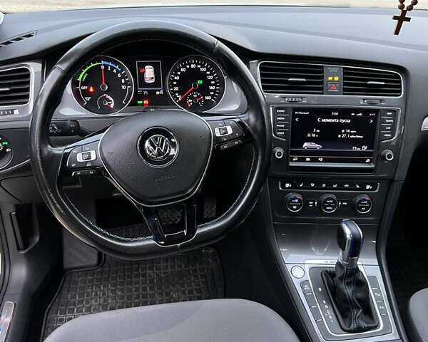 Белый Фольксваген e-Golf, объемом двигателя 0 л и пробегом 110 тыс. км за 8490 $, фото 12 на Automoto.ua