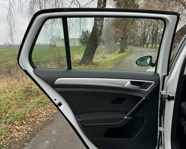 Белый Фольксваген e-Golf, объемом двигателя 0 л и пробегом 126 тыс. км за 8550 $, фото 25 на Automoto.ua