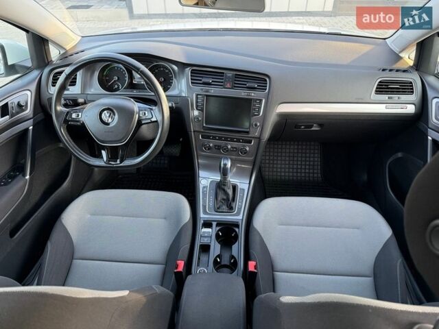 Белый Фольксваген e-Golf, объемом двигателя 0 л и пробегом 97 тыс. км за 8350 $, фото 32 на Automoto.ua