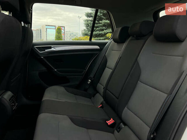 Белый Фольксваген e-Golf, объемом двигателя 0 л и пробегом 117 тыс. км за 11500 $, фото 20 на Automoto.ua
