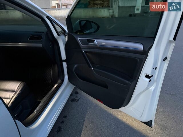 Белый Фольксваген e-Golf, объемом двигателя 0 л и пробегом 183 тыс. км за 8390 $, фото 19 на Automoto.ua