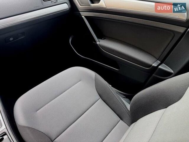 Белый Фольксваген e-Golf, объемом двигателя 0 л и пробегом 121 тыс. км за 8500 $, фото 18 на Automoto.ua