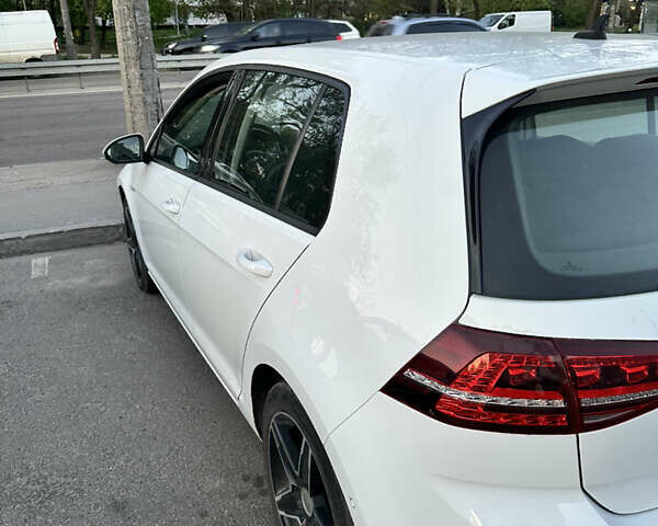 Белый Фольксваген e-Golf, объемом двигателя 0 л и пробегом 99 тыс. км за 10300 $, фото 4 на Automoto.ua