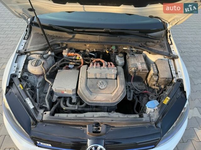 Белый Фольксваген e-Golf, объемом двигателя 0 л и пробегом 97 тыс. км за 8599 $, фото 53 на Automoto.ua