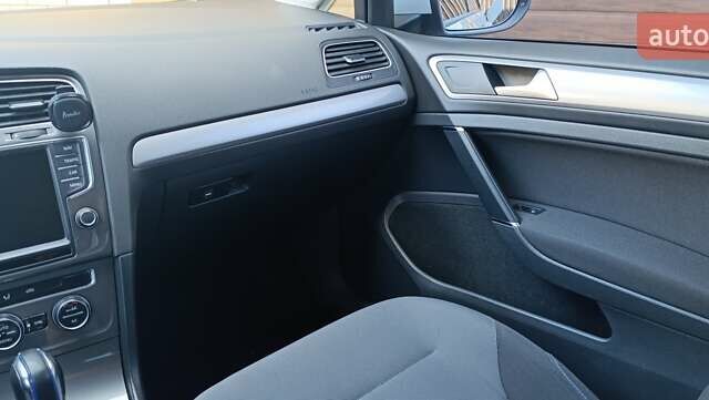 Белый Фольксваген e-Golf, объемом двигателя 0 л и пробегом 99 тыс. км за 8100 $, фото 2 на Automoto.ua