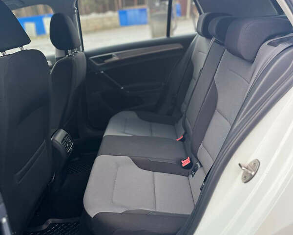 Белый Фольксваген e-Golf, объемом двигателя 0 л и пробегом 114 тыс. км за 9800 $, фото 44 на Automoto.ua