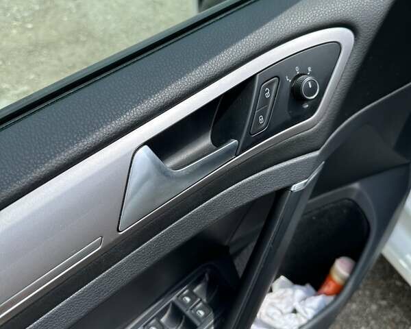 Белый Фольксваген e-Golf, объемом двигателя 0 л и пробегом 118 тыс. км за 10500 $, фото 9 на Automoto.ua