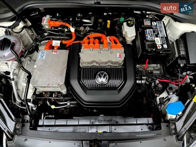 Белый Фольксваген e-Golf, объемом двигателя 0 л и пробегом 121 тыс. км за 8500 $, фото 33 на Automoto.ua