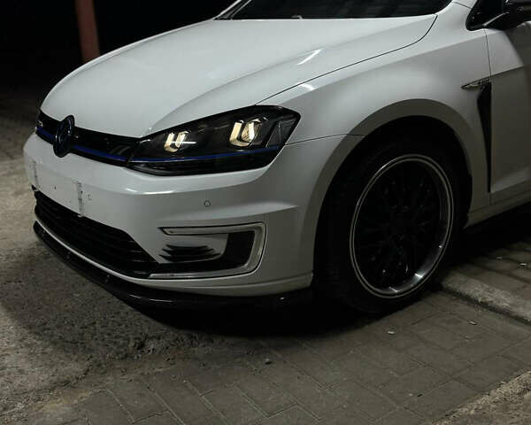 Белый Фольксваген e-Golf, объемом двигателя 0 л и пробегом 134 тыс. км за 8999 $, фото 3 на Automoto.ua