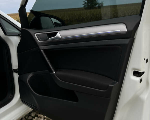 Белый Фольксваген e-Golf, объемом двигателя 0 л и пробегом 110 тыс. км за 8490 $, фото 36 на Automoto.ua