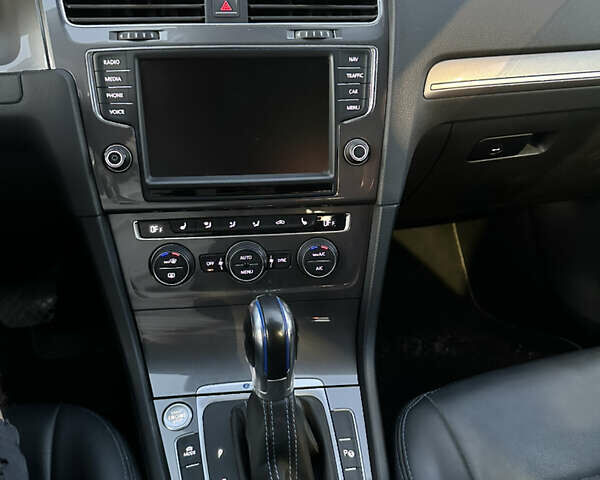 Белый Фольксваген e-Golf, объемом двигателя 0 л и пробегом 99 тыс. км за 10300 $, фото 13 на Automoto.ua