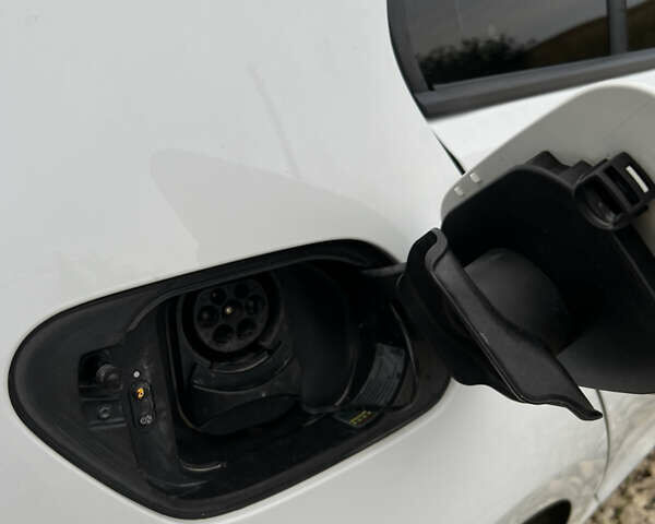 Белый Фольксваген e-Golf, объемом двигателя 0 л и пробегом 110 тыс. км за 8490 $, фото 32 на Automoto.ua