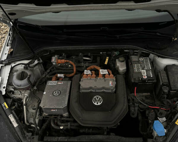 Белый Фольксваген e-Golf, объемом двигателя 0 л и пробегом 110 тыс. км за 8490 $, фото 56 на Automoto.ua