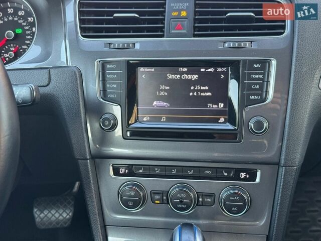 Белый Фольксваген e-Golf, объемом двигателя 0 л и пробегом 126 тыс. км за 8000 $, фото 32 на Automoto.ua