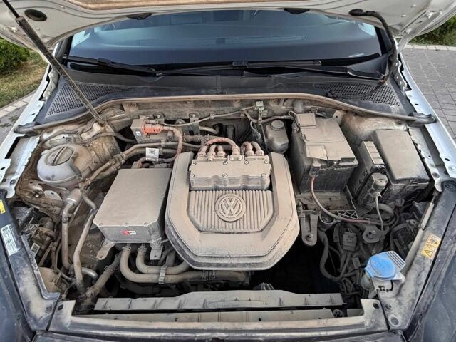 Белый Фольксваген e-Golf, объемом двигателя 0 л и пробегом 167 тыс. км за 9500 $, фото 8 на Automoto.ua