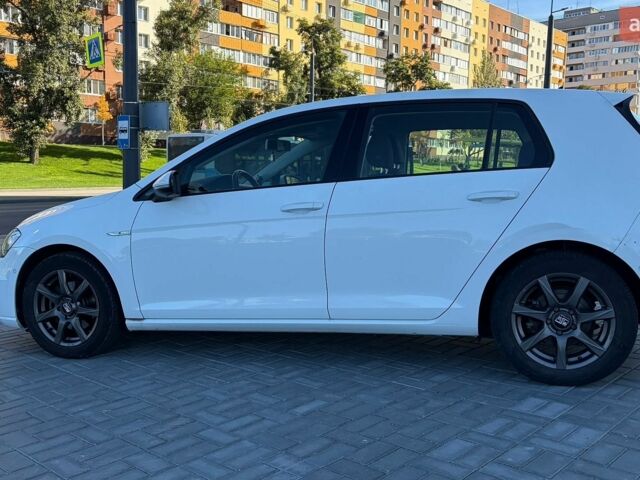Белый Фольксваген e-Golf, объемом двигателя 0 л и пробегом 132 тыс. км за 9700 $, фото 2 на Automoto.ua