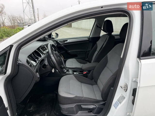 Белый Фольксваген e-Golf, объемом двигателя 0 л и пробегом 99 тыс. км за 8450 $, фото 12 на Automoto.ua