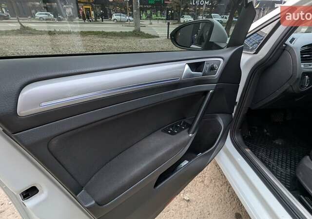 Белый Фольксваген e-Golf, объемом двигателя 0 л и пробегом 192 тыс. км за 7550 $, фото 20 на Automoto.ua