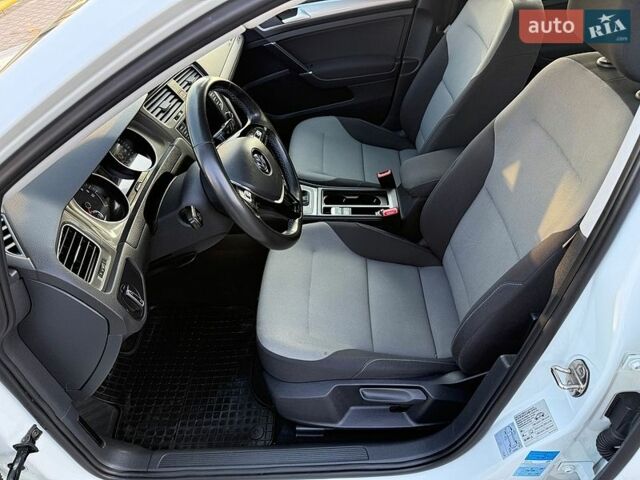Белый Фольксваген e-Golf, объемом двигателя 0 л и пробегом 97 тыс. км за 8700 $, фото 30 на Automoto.ua