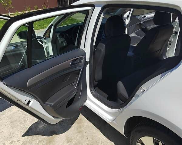 Белый Фольксваген e-Golf, объемом двигателя 0 л и пробегом 78 тыс. км за 10000 $, фото 16 на Automoto.ua