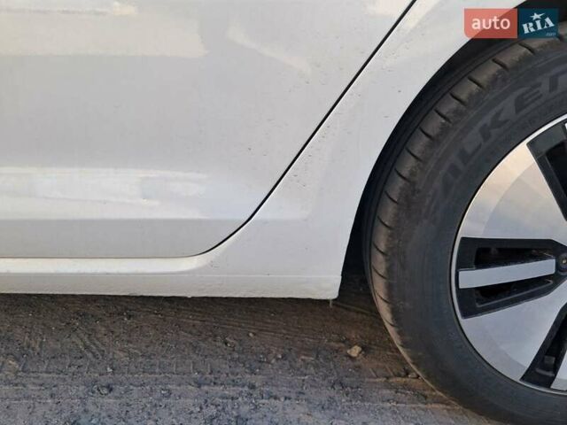Белый Фольксваген e-Golf, объемом двигателя 0 л и пробегом 92 тыс. км за 7900 $, фото 13 на Automoto.ua