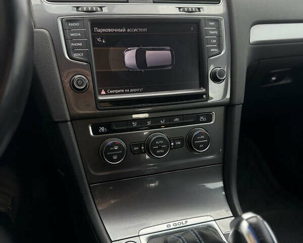 Белый Фольксваген e-Golf, объемом двигателя 0 л и пробегом 68 тыс. км за 6600 $, фото 23 на Automoto.ua