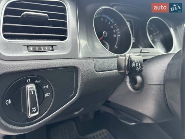 Белый Фольксваген e-Golf, объемом двигателя 0 л и пробегом 115 тыс. км за 9400 $, фото 25 на Automoto.ua