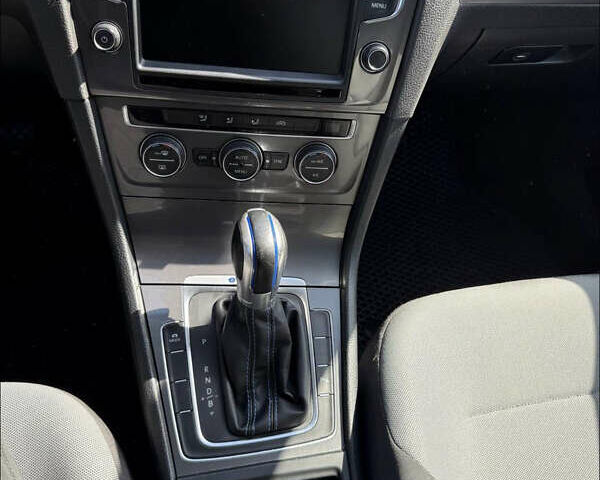 Белый Фольксваген e-Golf, объемом двигателя 0 л и пробегом 83 тыс. км за 10500 $, фото 5 на Automoto.ua