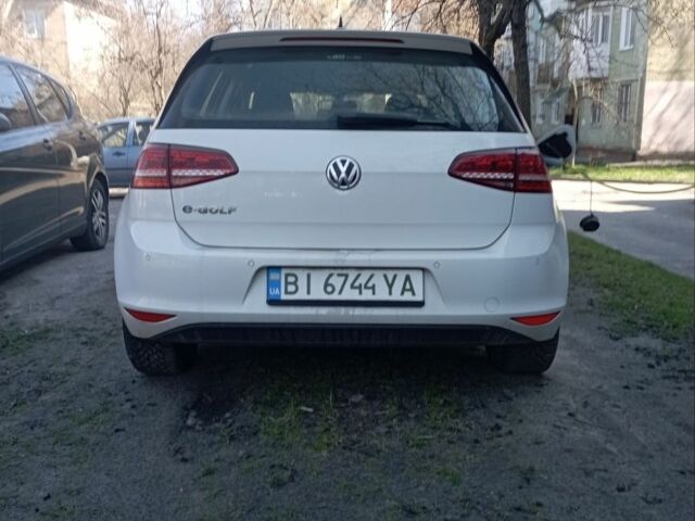 Белый Фольксваген e-Golf, объемом двигателя 0 л и пробегом 189 тыс. км за 7999 $, фото 3 на Automoto.ua