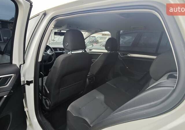 Белый Фольксваген e-Golf, объемом двигателя 0 л и пробегом 99 тыс. км за 7950 $, фото 4 на Automoto.ua