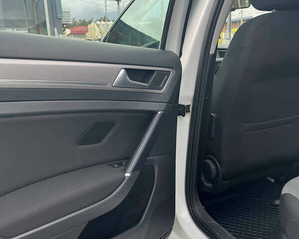 Белый Фольксваген e-Golf, объемом двигателя 0 л и пробегом 114 тыс. км за 9800 $, фото 48 на Automoto.ua