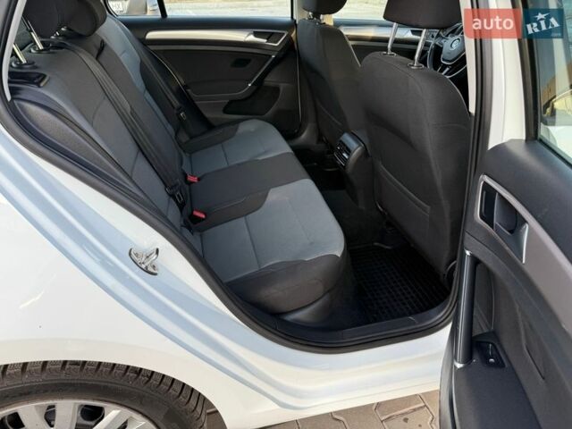 Белый Фольксваген e-Golf, объемом двигателя 0 л и пробегом 97 тыс. км за 8550 $, фото 40 на Automoto.ua